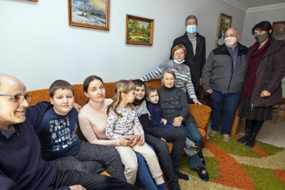 Una odissea de 4 dies. La família va haver de seguir un periple d'autocars des de Lviv a Cracòvia, a Polònia. Els bombers els van acompanyar fins dissabte i els van traslladar a l'aeroport. Al centre, Uliana amb els tres fills