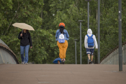 Los paraguas y las chaquetas se volvieron a ver ayer en Lleida.