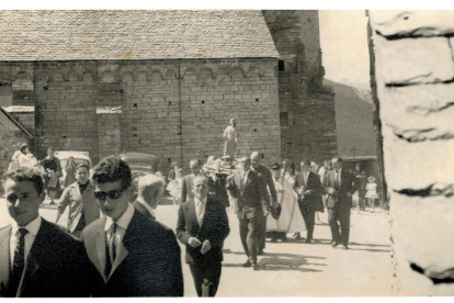 Imatge de la processó del 1962 (en blanc i negre), després de la reconstrucció de l’ermita, i de la missa commemorativa d’ahir.
