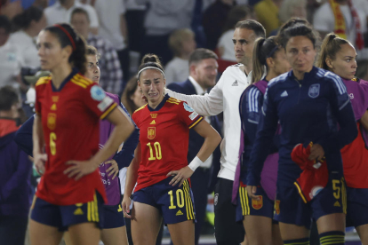 La jugadora Athenea del Castillo llora tras la eliminación de España.
