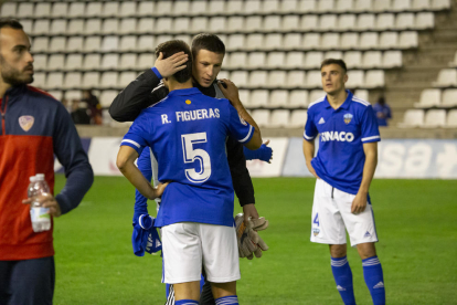 Ramon Vila prova de consolar Roger Figueras després del partit, amb Arnau Gaixas desesperat en segon pla.