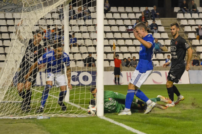 El asistente, al fondo y con el banderín levantado, anula un gol a Chuli antes de invalidar otro a Danylo.