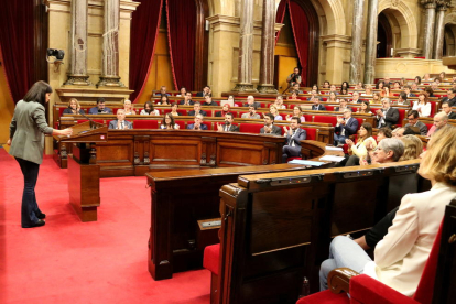 Diputats del Parlament aplaudeixen la portaveu d'ERC, Marta Vilalta, després del seu discurs al ple de la cambra catalana.