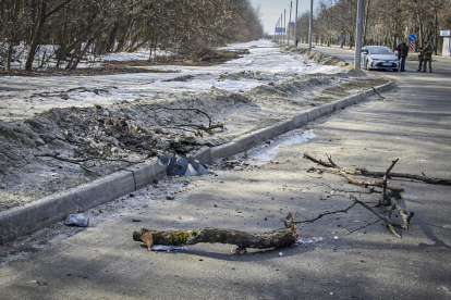 Ucrania denuncia decenas de muertos en ataque ruso con misiles contra Járkov DESCRIPCIÓ: Daños causados por un cohete en la ciudad ucraniana de Járkov, en una imagen de archivo.