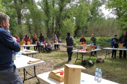 Els participants en el taller als Patamolls de Montoliu.