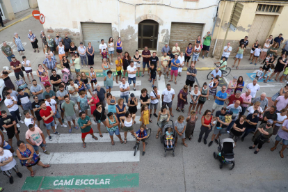 Unos 300 vecinos protestaron el martes en Alcoletge para pedir más seguridad. 