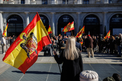 Diverses persones, amb banderes d'Espanya amb l'àguila franquista, assisteixen a un acte organitzat pel Movimiento Católico Español (MCE) en memòria de Francisco Franco i José Antonio Primo de Rivera aquest diumenge a Madrid.