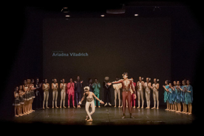 L'apoteosi final amb la companyia saludant el públic, una vegada conclòs l'espectacle del Jove Ballet Solsoní.