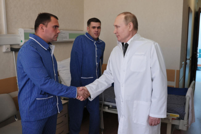 Vladímir Putin visitó ayer por primera vez en el hospital a militares heridos en la guerra.