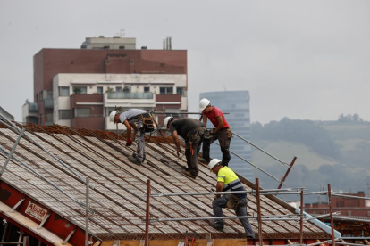 La demanda de pisos exigeix un 40 per cent més de treballadors en construcció, segons un informe