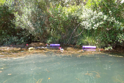 Escombraries als marges del riu a Camarasa.