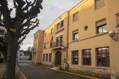 La façana de l’ajuntament de la Fuliola, un dels beneficiaris dels ajuts de la Generalitat.