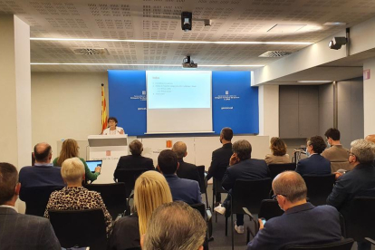 La secretària d'Hisenda de la Generalitat, Marta Espasa, presentant a Lleida l'informe que analitza el possible impacte de la fiscalitat en les deslocalitzacions d'activitats econòmiques de Lleida a l'Aragó