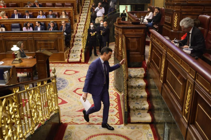 El presidente del Gobierno, Pedro Sánchez, se dirige a intervenir en la sesión plenaria, en el Congreso de los Diputado, este jueves.