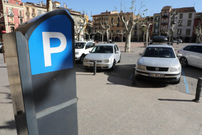 Places d’aparcament en zona blava de la plaça Mercadal de Balaguer.