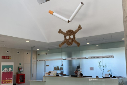Una cigarreta i calavera gegants fetes pels usuaris i professionals, al vestíbul de l'Hospital Sant Joan de Déu Terres de Lleida.