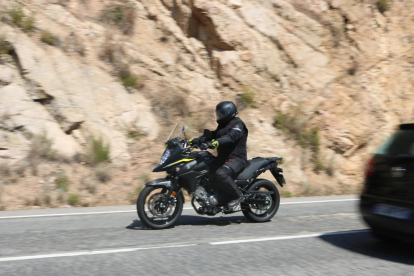Un motorista circulant per la carretera de Lloret de Mar amb una de les dues motos espiell