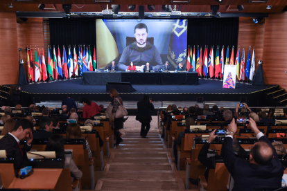 Volodímir Zelenski participa telemáticamente en la Asamblea Parlamentaria de la OTAN en Madrid.