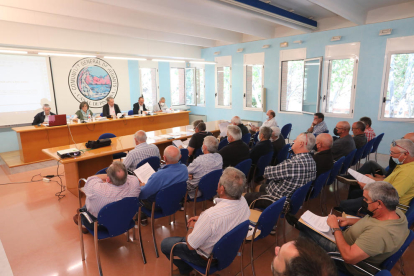 La asamblea de regantes de Pinyana que ayer se celebró en la Casa Canal de Lleida.