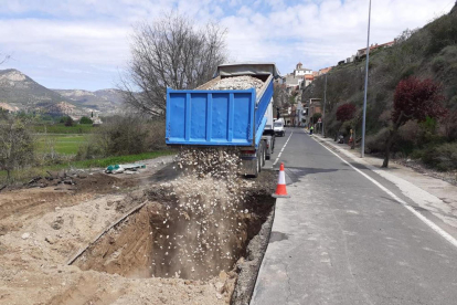 Los trabajos para reparar el agujero que apareció el pasado viernes en la carretera de Ivars.