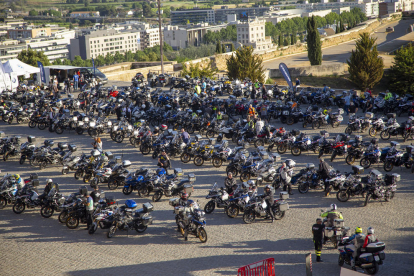 La plaça de la Sardana, amb les més de 700 motocicletes que van fer parada ahir a Lleida.