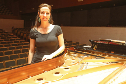 La pianista Cristina Casale, en uno de sus ensayos en el Auditori.