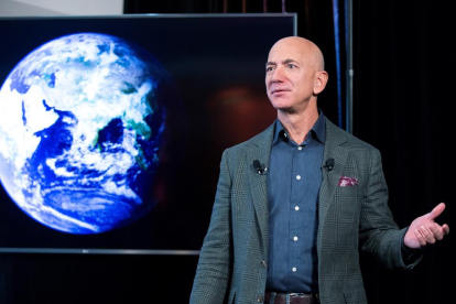 Jeff Bezos arriba a l'espai en un coet de la seua companyia Blue Origin