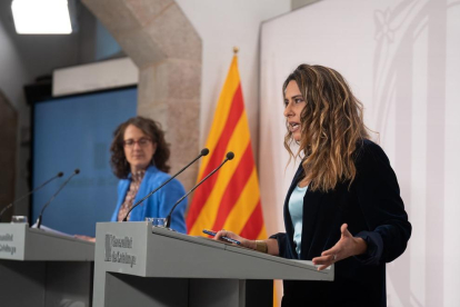 La consellera de Igualdad y Feminismos de la Generalitat de Catalunya, Tània Verge (izquierda), y la portavoz del Govern, Patrícia Plaja, intervienen en la rueda de prensa tras el Consell Executiu.