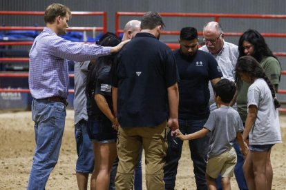 Diverses persones resen durant una vigília en honor a les víctimes del tiroteig de l’escola d’Uvalde, Texas.