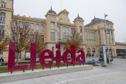 Imagen de archivo de la fachada de la estación de tren de Lleida.