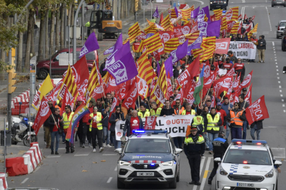 Los dirigentes de UGT y CCOO se dirigen a los manifestantes en la plaza Sant Joan, donde se encuentra la sede de Femel.
