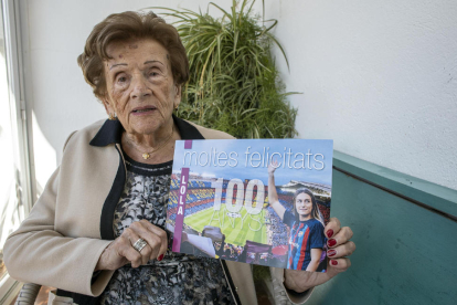 Dolors Solé, amb una felicitació en la qual es veu l’estadi del Futbol Club Barcelona i la capitana de l’equip femení, Alexia Putellas.
