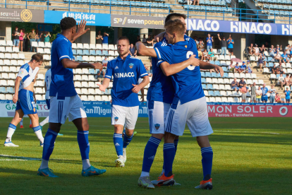 Los jugadores del Lleida celebran el gol con el que se adelantaron al Zaragoza.