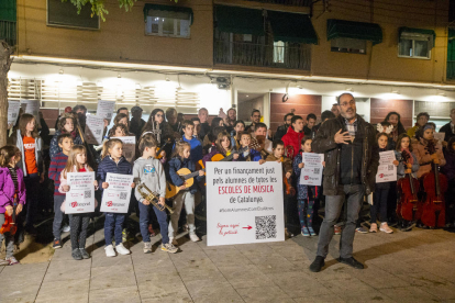 Reivindicación ayer frente a la escuela L’Intèrpret de Lleida de alumnos y profesores del centro.
