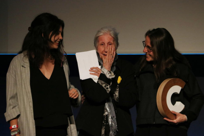 Una emocionada Rosa Fabregat recull el Premi Nacional de Cultura al costat de la seva neta i l'escriptora Laia Noguera.