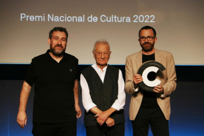 El president Aragonès, amb els cinc guardonats en els Premis Nacionals de Cultura 2022, que es van entregar ahir a l’auditori de la Fundació Miró a Barcelona.