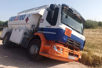 El camión quedó encallado al acercarse a un lateral del camino y ceder el suelo en l’Horta de Lleida. 