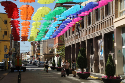 Los paraguas que forman la bandera LGTBI y que decoran la avenida de Alfarràs.