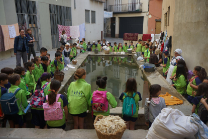 Escolares participaron en una visita teatralizada al histórico lavadero de la Reguereta. 