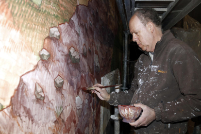 Josep Minguell haciendo las últimas pinceladas de los frescos de la iglesia de Santa Maria de l'Alba de Tàrrega