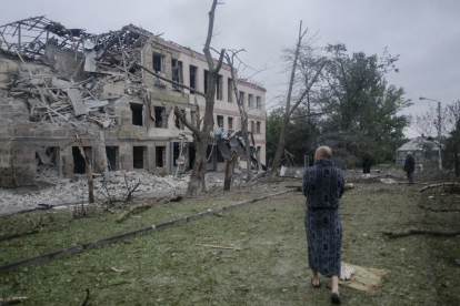 Un hombre observa los destrozos causados por los ataques rusos sobre un edificio en el Donbás.
