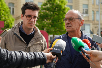 El alcalde de Lleida, Miquel Pueyo, y el teniente de alcalde Toni Postius, atendiendo a los medios de comunicación