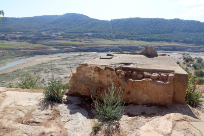 Vista d'una part de l'embassament de Rialb amb molt poca aigua des del nucli de la Clua, a Bassella.