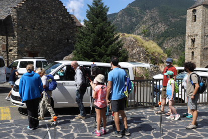 Un grup de turistes a punt de pujar a un taxi per anar d’excursió a Aigüestortes des de Boí el 2021.