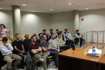 Els onze acusats en la primera sessió del judici a l'Audiència de Lleida.