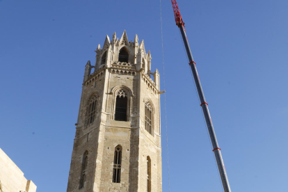 A primera hora de la tarda, una grua va elevar la campana Mònica fins dalt de la torre de la Seu Vella.