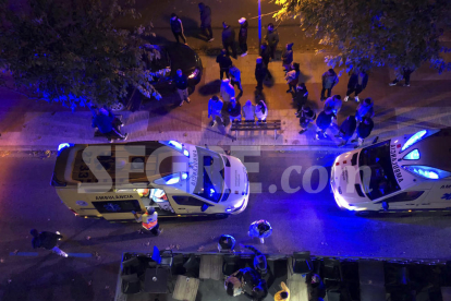 Imagen de dos ambulancias anoche en el lugar de los hechos tras registrarse la pelea mortal.