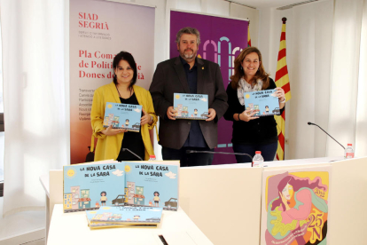 Las autoras del libro junto al vicepresidente del consell comarcal del Segrià, ayer en la presentación.