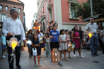 Centenars de persones van sortir al carrer per acompanyar la imatge de Sant Jaume en la Festa dels Fanalets. També a Balaguer, petits i gegants van protagonitzar la festa.