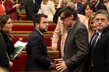 Pere Aragonès, ayer junto a Salvador Illa en el Parlament.